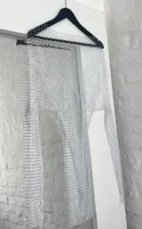 Vestido corto blanco con red de strass manga larga.