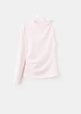 Camiseta rosada de manga larga sin hombro en un lado, con cuello alto drapeado y diseño ajustado.
