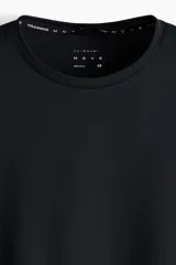 Remera deportiva de manga larga confeccionada en tejido funcional DryMove, diseñado para absorber el sudor y mantener la frescura durante el ejercicio. Presenta cuello redondo, corte estándar y aberturas laterales en el bajo.