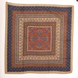 Pashmina rectangular con diseño estampado estilo paisley en tonos azul, beige, rojo y mostaza.