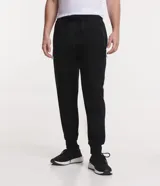 Pantalón jogger deportivo de corte ajustado, con cintura elástica y cordón de ajuste. Cuenta con bolsillos laterales con cierre y puños elásticos en el bajo. Diseño liso en color negro.