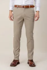 Pantalón de algodón twill en color beige, de corte slim fit, con diseño clásico de vestir.