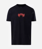 Remera negra de algodón con cuello redondo y mangas cortas, de corte comfort. Presenta una gran estampa en la espalda con una ilustración de Batman y tipografía en tonos rojos y blancos.