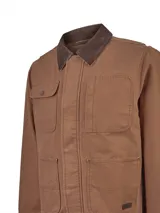 Chaqueta marrón de lona de algodón orgánico, con cuello camisero de pana marrón oscuro a contraste. Cuenta con múltiples bolsillos frontales con solapa y remaches metálicos, cierre frontal oculto y calce regular.