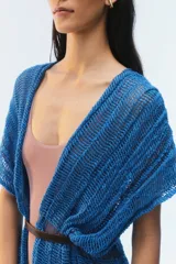 Kimono largo de algodón negro con punto calado, calce amplio, hombros caídos, mangas cortas, aberturas laterales y terminación desflecada en el ruedo.