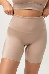 Calza modeladora color piel, tiro alto, confeccionada en lycra reforzada en la zona abdominal.