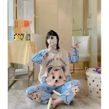 Conjunto de pijama de dos piezas confeccionado en tela de plush suave y abrigada. Incluye una remera de manga larga con diseño estampado de Totoro y pantalón largo a juego con puños en contraste.