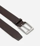 Cinturón de cuero negro liso con hebilla metálica plateada de forma rectangular.