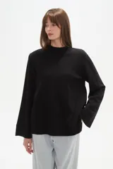 Sweater de viscosa color rojo, con cuello polera, corte holgado y pespuntes decorativos.