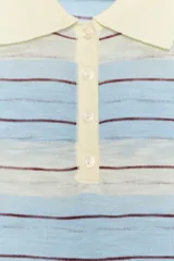 Polo de punto de manga corta con diseño a rayas horizontales en tonos celestes, blancos y finas líneas marrones. Cuenta con cuello clásico y cierre frontal parcial con botones.