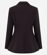 Blazer de sastrería marrón oscuro de corte ajustado, con solapa clásica, bolsillos con solapa en los laterales y cierre frontal cruzado con dos botones.