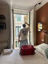 Remera marrón de corte holgado con estampado en la espalda que incluye texto y paisaje.