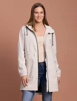 Gabardina impermeable color beige, marca Weatherproof, con cierre central, bolsillos delanteros con botones a presión, capucha desmontable y forro interno.