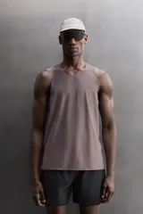 Musculosa deportiva Zara Athleticz de tejido ligero y elástico con paneles laterales de malla transpirable. Presenta cuello redondo, sisas amplias y bajo con aberturas laterales.