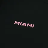 Canguro negro con capucha y cordones rosas, bolsillo tipo canguro y puños acanalados. Logo del Inter de Miami en el pecho y logo de la MLS en la manga.