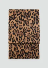 Bufanda rectangular con estampado animal print de leopardo en tonos marrones y negros.