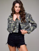 Campera corta de jean con estampado camuflado, cuello solapa, abertura central con botones metálicos, bolsillos delanteros y ruedo elastizado en la espalda.