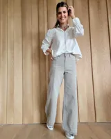 Pantalón de jean estilo wide leg con costuras verticales frontales, tiro alto y bolsillos laterales.