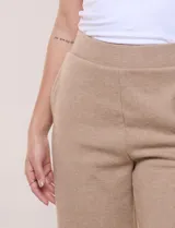 Pantalón jogger soft de tiro alto, color beige, con pierna recta y ancha, pretina elástica y bolsillos laterales.
