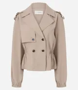 Campera corta tipo trench de viscosa color beige, con doble botonadura frontal, solapa ancha, detalle en los hombros con botones, mangas largas abullonadas con puños elásticos y cintura fruncida con elástico.