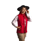 Chaleco acolchado color rojo, con cuello mao, cierre frontal y bolsillos laterales con solapa y broche.
