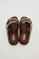 Sandalias planas de mujer con doble tira ancha en el empeine, hebillas metálicas plateadas y textura símil cocodrilo.