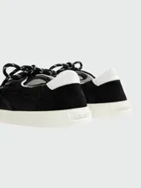 Zapatillas urbanas Moncler modelo Vera Leisure, color negro con suela de goma blanca. Presentan un diseño de corte bajo con cordones bicolores y detalle de logo en la lengüeta.