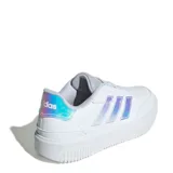 Championes urbanos Adidas Courtblock Bold para mujer, de color blanco con diseño de plataforma. Presentan las icónicas tres tiras laterales con un acabado iridiscente y logo en la lengüeta en tono rosado.