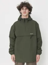 Campera tipo windbreaker de estilo pullover, color verde militar, con capucha ajustable, cierre frontal parcial y bolsillo tipo canguro con cierre. Presenta el logo de la marca bordado en el pecho.