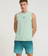 Bermuda deportiva masculina de color azul, con cintura elástica y cordón interno de ajuste.