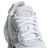 Championes Adidas modelo Falcon W, de diseño retro inspirado en los años 90. Presentan una silueta robusta en color blanco, con una combinación de malla y superposiciones de cuero sintético. Incluyen una entresuela de EVA que proporciona amortiguación y comodidad para el uso diario.