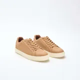 Zapatillas bajas para hombre de color beige, con cordones del mismo tono, suela de goma blanca y detalle en el talón.
