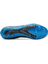Championes de fútbol Under Armour Magnetico Elite 5, con diseño texturizado en color negro y detalles en azul brillante. Presenta cuello de punto tipo calcetín y suela con tacos mixtos para superficies naturales firmes.
