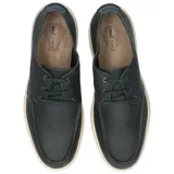 Zapato casual tipo náutico de cuero color azul marino, con cordones y suela de goma en color crema. Presenta costuras reforzadas en la puntera y logo de la marca grabado en el lateral.