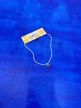 Collar corto tipo choker compuesto por pequeñas cuentas nacaradas blancas, con un dije central en forma de cerezas con hojas verdes esmaltadas.