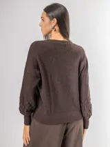 Sweater de punto color marrón con escote en V, mangas largas levemente abullonadas y diseño texturizado con patrón de escamas en la parte inferior y mangas.