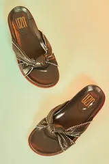 Ojotas plateadas con tiras cruzadas y detalle de strass.