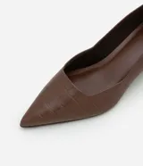 Zapato de tacón color marrón con textura crocco, punta fina y tacón cuadrado.