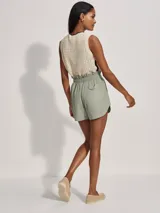 Short de tiro alto color verde oliva.