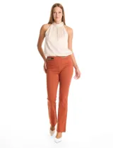 Pantalón de tiro alto con silueta de pierna recta, confeccionado en tejido elastizado. Presenta una pretina con apliques laterales de ecocuero y cadena dorada decorativa.