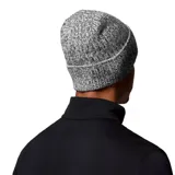 Gorro de lana tejido con diseño de punto grueso y efecto jaspeado en tonos grises y negros. Presenta un borde doblado y el logo de la marca bordado en la parte frontal.