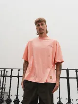 Remera gris jaspeado de algodón con corte boxy fit y bordado de olas verdes en el pecho.