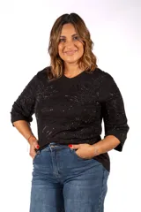 Remera negra de manga tres cuartos con escote en V y diseño estampado con detalles brillantes en el frente y las mangas.