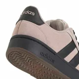 Championes Adidas modelo Grand Court Alpha, con diseño inspirado en el tenis retro. Presentan una capellada de cuero sintético en tono taupe, con las icónicas tres tiras laterales en color negro. Incluyen cordones negros, lengüeta con logo de la marca y una suela de goma negra resistente con entresuela Cloudfoam para mayor amortiguación.