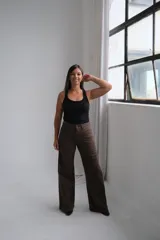 Pantalón tipo jean de corte recto y tiro medio, en color marrón chocolate, con bolsillos traseros clásicos y cierre frontal.