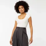 Body blanco de canalé con escote cuadrado y mangas cortas.