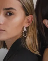 Aros colgantes plateados con forma irregular.