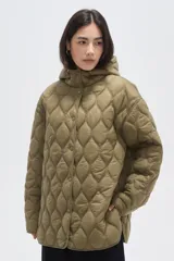 Campera acolchada con diseño capitoneado, manga larga, capucha integrada y cierre frontal con botones a presión. Cuenta con bolsillos laterales y un corte recto.