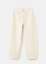 Jeans de corte holgado y tiro medio color beige claro, con diseño de pernera ancha y bolsillos clásicos.