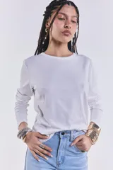 Remera blanca de manga larga con cuello redondo y corte recto.